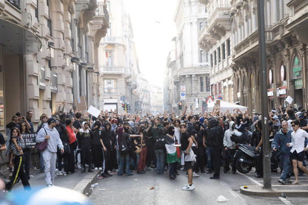 IPA89816842 - Milan, October 17, 2026: Italia in Piazza demonstration; violent clashes between police and the student movement Copyright: xFrancescoxEnriquezx xFrancescoxEnriquezx IPA89816842