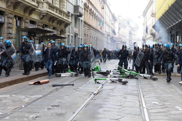 IPA89816849 - Milan, October 17, 2026: Italia in Piazza demonstration; violent clashes between police and the student movement Copyright: xFrancescoxEnriquezx xFrancescoxEnriquezx IPA89816849