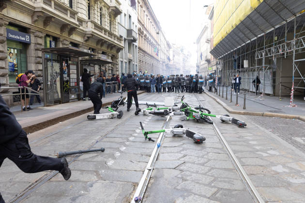 IPA89816852 - Milan, October 17, 2026: Italia in Piazza demonstration; violent clashes between police and the student movement Copyright: xFrancescoxEnriquezx xFrancescoxEnriquezx IPA89816852