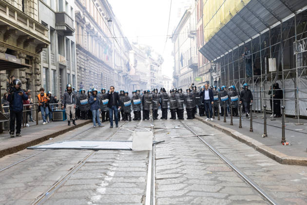IPA89816859 - Milan, October 17, 2026: Italia in Piazza demonstration; violent clashes between police and the student movement Copyright: xFrancescoxEnriquezx xFrancescoxEnriquezx IPA89816859