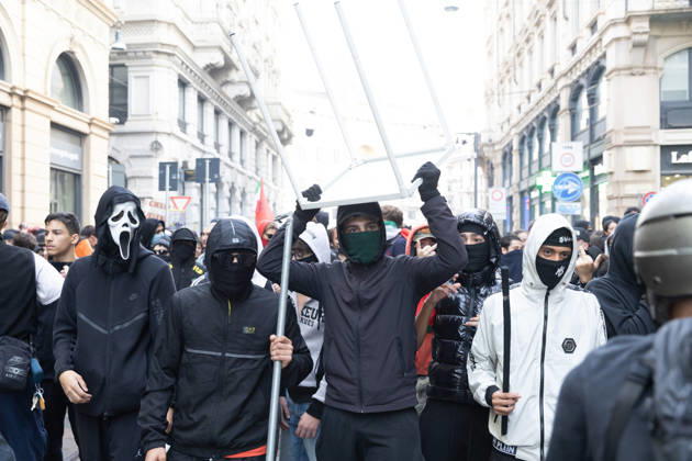 IPA89816865 - Milan, October 17, 2026: Italia in Piazza demonstration; violent clashes between police and the student movement Copyright: xFrancescoxEnriquezx xFrancescoxEnriquezx IPA89816865