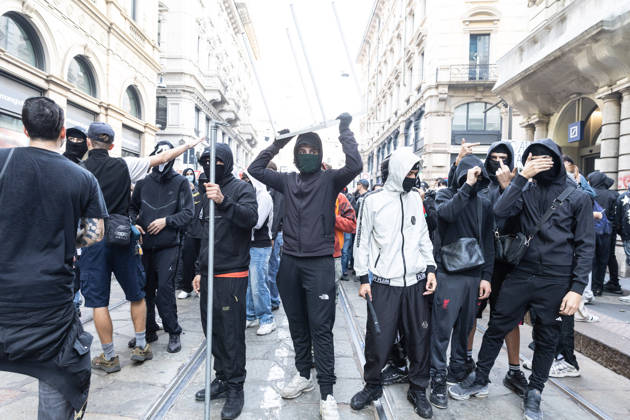 IPA89816870 - Milan, October 17, 2026: Italia in Piazza demonstration; violent clashes between police and the student movement Copyright: xFrancescoxEnriquezx xFrancescoxEnriquezx IPA89816870