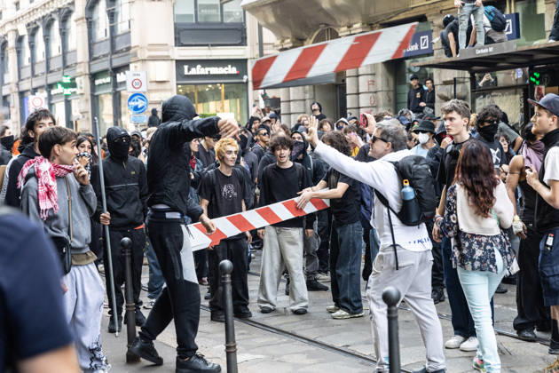 IPA89816875 - Milan, October 17, 2026: Italia in Piazza demonstration; violent clashes between police and the student movement Copyright: xFrancescoxEnriquezx xFrancescoxEnriquezx IPA89816875