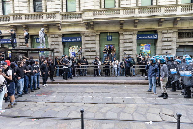 IPA89816881 - Milan, October 17, 2026: Italia in Piazza demonstration; violent clashes between police and the student movement  Copyright: xFrancescoxEnriquezx xFrancescoxEnriquezx IPA89816881