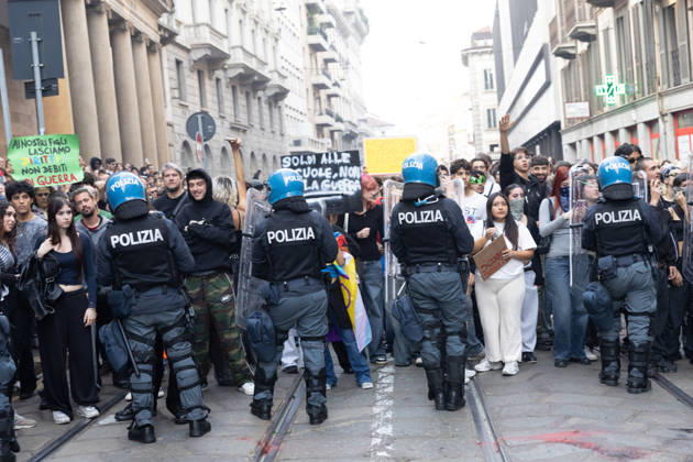 IPA89816909 - Milan, October 17, 2026: Italia in Piazza demonstration; violent clashes between police and the student movement  Copyright: xFrancescoxEnriquezx xFrancescoxEnriquezx IPA89816909