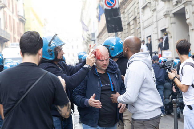 IPA89816913 - Milan, October 17, 2026: Italia in Piazza demonstration; violent clashes between police and the student movement  Copyright: xFrancescoxEnriquezx xFrancescoxEnriquezx IPA89816913