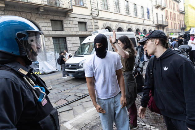 IPA89816925 - Milan, October 17, 2026: Italia in Piazza demonstration; violent clashes between police and the student movement  Copyright: xFrancescoxEnriquezx xFrancescoxEnriquezx IPA89816925