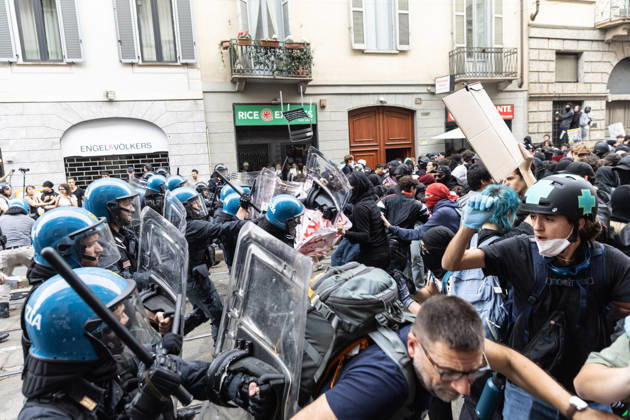 IPA89816943 - Milan, October 17, 2026: Italia in Piazza demonstration; violent clashes between police and the student movement  Copyright: xFrancescoxEnriquezx xFrancescoxEnriquezx IPA89816943