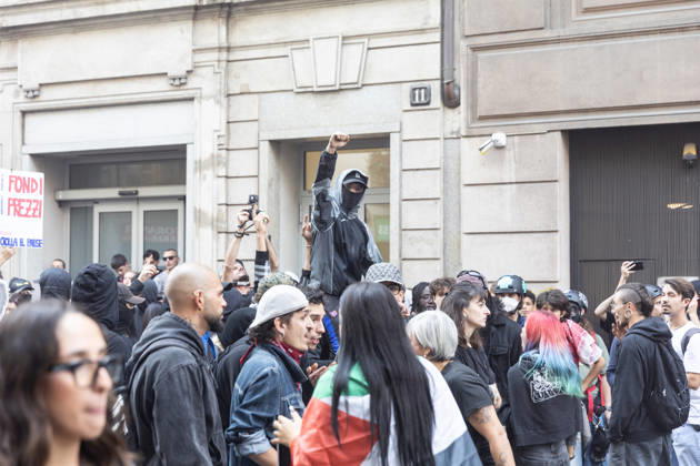IPA89816958 - Milan, October 17, 2026: Italia in Piazza demonstration; violent clashes between police and the student movement  Copyright: xFrancescoxEnriquezx xFrancescoxEnriquezx IPA89816958