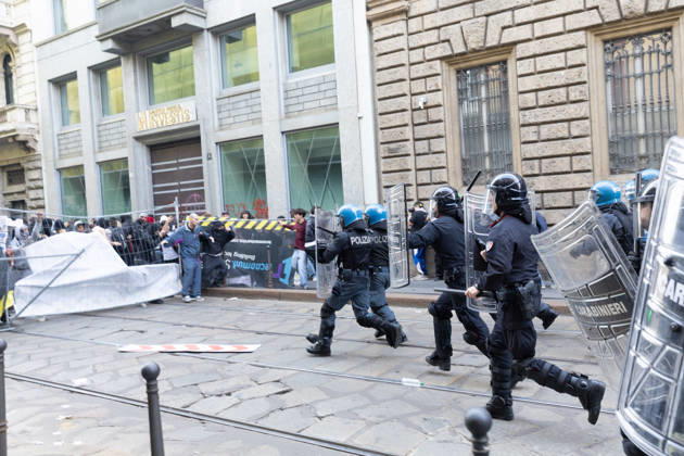 IPA89816893 - Milan, October 17, 2026: Italia in Piazza demonstration; violent clashes between police and the student movement  Copyright: xFrancescoxEnriquezx xFrancescoxEnriquezx IPA89816893
