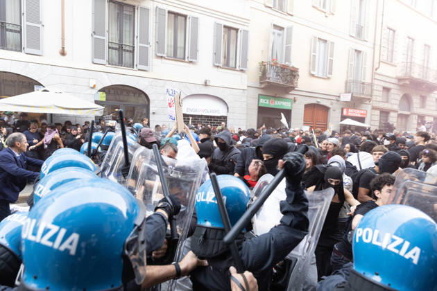 IPA89816955 - Milan, October 17, 2026: Italia in Piazza demonstration; violent clashes between police and the student movement  Copyright: xFrancescoxEnriquezx xFrancescoxEnriquezx IPA89816955