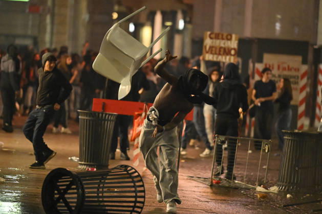 Protesters clash with police during cost-of-living demonstration in Milan MILAN, ITALY - OCTOBER 17: Protesters clash with police during a demonstration against the rising cost of living and in support of better living conditions, on October 17, 2026 in Milan, Italy. Stringer Anadolu Milan Italy. Editorial use only. Please get in touch for any other usage.  Copyright: x2026xAnadoluxStringerx