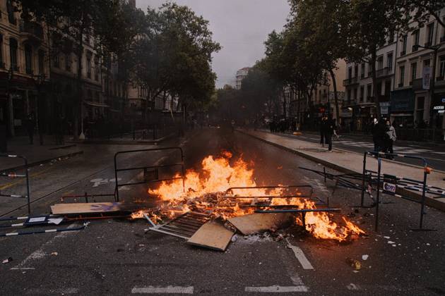 October 17, 2026, Lyon, France: LYON, OCTOBER 17, 2026 - Students clash with police in Place Bellecour, where the police used a massive amount of tear gas and a cannon water. L Office de Tourism was set on fire by the demonstrators. Lyon France  - ZUMAq101 20261017_zna_q101_141 Copyright: xJulianxNelajx