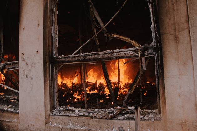 October 17, 2026, Lyon, France: LYON, OCTOBER 17, 2026 - Students clash with police in Place Bellecour, where the police used a massive amount of tear gas and a cannon water. L Office de Tourism was set on fire by the demonstrators. Lyon France  - ZUMAq101 20261017_zna_q101_147 Copyright: xJulianxNelajx