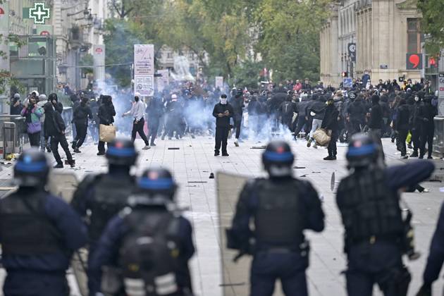 October 17 Protest in Lyon OCTOBER 17 PROTESTS PHOTOPQR LE PROGRES Joël PHILIPPON Lyon 10 17 2026 October 17 Protest in Lyon October 17 Protest in Lyon The call for mobilization on October 17 has drawn support from a range of groups—from figures within the Yellow Vests movement and labor unions to university and high school students. Lyon, Rhône, Rhône-Alpes, France  Copyright: xPHOTOPQR LExPROGRES MAXPPPxJoëlxPHILIPPONx 20261017LPL8424 20261017LPL8424