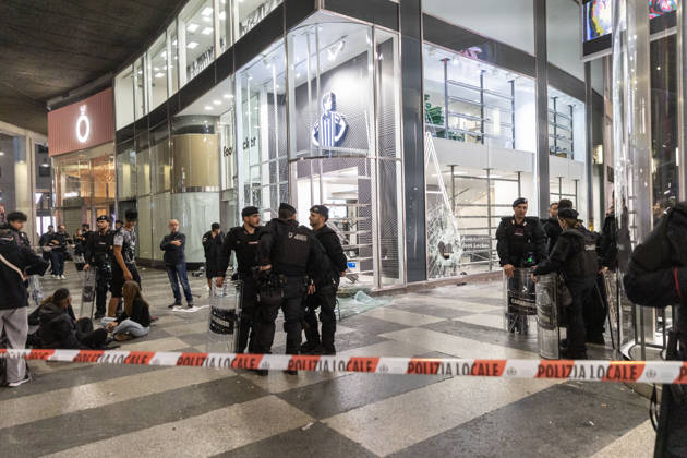 IPA89820307 - Milan, October 17, 2026, Corso Vittorio Emanuele: Photos of the damage following clashes at the protest against the high cost of living: The Foot Locker store was looted and its window shattered  Copyright: xFrancescoxEnriquezx xFrancescoxEnriquezx IPA89820307