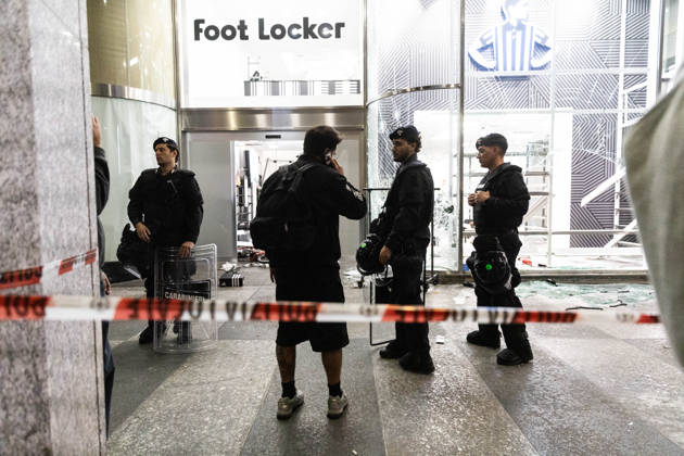 IPA89820333 - Milan, October 17, 2026, Corso Vittorio Emanuele: Photos of the damage following clashes at the protest against the high cost of living: The Foot Locker store was looted and its window shattered  Copyright: xFrancescoxEnriquezx xFrancescoxEnriquezx IPA89820333
