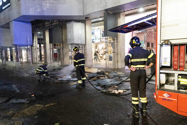 IPA89820368 - Milan, October 17, 2026, Corso Vittorio Emanuele: Damage to storefronts and fires following clashes at the protest against the high cost of living; firefighters  Copyright: xFrancescoxEnriquezx xFrancescoxEnriquezx IPA89820368