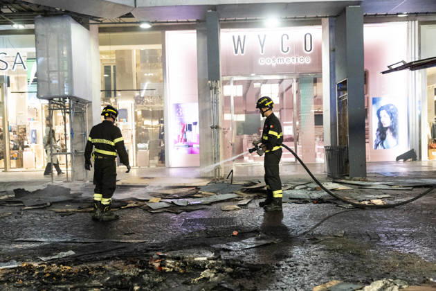 IPA89820374 - Milan, October 17, 2026, Corso Vittorio Emanuele: Damage to storefronts and fires following clashes at the protest against the high cost of living; firefighters  Copyright: xFrancescoxEnriquezx xFrancescoxEnriquezx IPA89820374