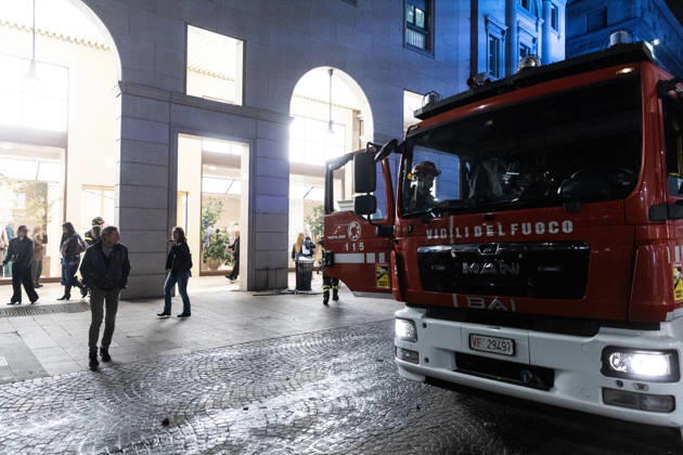 IPA89820390 - Milan, October 17, 2026, Corso Vittorio Emanuele: Damage to storefronts and fires following clashes during the protest against the high cost of living,  Copyright: xFrancescoxEnriquezx xFrancescoxEnriquezx IPA89820390