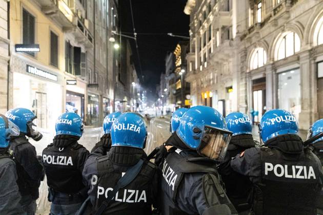 IPA89820449 - Milan, October 17, 2026, Via Torino: Police from the Mobile Unit, dressed in riot gear, fire tear gas at the last remaining violent protesters  Copyright: xFrancescoxEnriquezx xFrancescoxEnriquezx IPA89820449