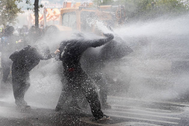 Protest against the high cost of living in Lyon on October 17, 2026 Nicolas Liponne MAXPPP Lyon 10 17 2026 Protesters clash with police during the protest against the high cost of living in Lyon, October 17, 2026 Numerous clashes took place throughout the day between protesters and law enforcement Several stores were looted, and some were set on fire in the city center. Lyon, Auvergne-Rhône-Alpes, France  Copyright: xMAXPPPxNicolasxLiponnex NLP202610178931 NLP202610178931