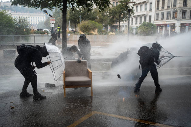 Protest against the high cost of living in Lyon on October 17, 2026 Nicolas Liponne MAXPPP Lyon 10 17 2026 Protesters clash with police during the protest against the high cost of living in Lyon, October 17, 2026 Numerous clashes took place throughout the day between protesters and law enforcement Several stores were looted, and some were set on fire in the city center. Lyon, Auvergne-Rhône-Alpes, France  Copyright: xMAXPPPxNicolasxLiponnex NLP202610178932 NLP202610178932