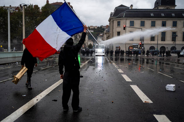 Protest against the high cost of living in Lyon on October 17, 2026 Nicolas Liponne MAXPPP Lyon 10 17 2026 Protesters clash with police during the protest against the high cost of living in Lyon, October 17, 2026 Numerous clashes took place throughout the day between protesters and law enforcement Several stores were looted, and some were set on fire in the city center Lyon, Auvergne-Rhône-Alpes, France  Copyright: xMAXPPPxNicolasxLiponnex NLP202610178935 NLP202610178935