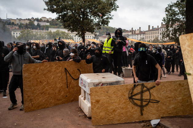 Protest against the high cost of living in Lyon on October 17, 2026 Nicolas Liponne MAXPPP Lyon 10 17 2026 Protesters clash with police during the protest against the high cost of living in Lyon, October 17, 2026 Numerous clashes took place throughout the day between protesters and law enforcement Several stores were looted, and some were set on fire in the city center. Lyon, Auvergne-Rhône-Alpes, France  Copyright: xMAXPPPxNicolasxLiponnex NLP202610178890 NLP202610178890