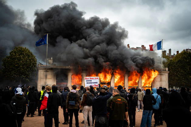 Protest against the high cost of living in Lyon on October 17, 2026 Nicolas Liponne MAXPPP Lyon 10 17 2026 The tourist office on fire during the protest against the high cost of living in Lyon, October 17, 2026 Numerous clashes took place throughout the day between protesters and law enforcement Several stores were looted, and some were set on fire in the city center The tourist office was set on fire during the protest against the high cost of living in Lyon on October 17, 2026 Numerous clashes took place throughout the day between protesters and law enforcement Several stores were looted and, in some cases, set on fire in the city center Lyon Auvergne-Rhône-Alpes France  Copyright: xMAXPPPxNicolasxLiponnex NLP202610178896 NLP202610178896