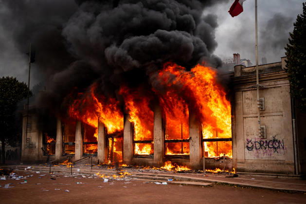 Protest against the high cost of living in Lyon on October 17, 2026 Nicolas Liponne MAXPPP Lyon 10 17 2026 The tourist office on fire during the protest against the high cost of living in Lyon, October 17, 2026 Numerous clashes took place throughout the day between protesters and law enforcement Several stores were looted, and some were set on fire in the city center. The tourist office was set on fire during the protest against the high cost of living in Lyon on October 17, 2026. Numerous clashes took place throughout the day between protesters and law enforcement. Several stores were looted and, in some cases, set on fire in the city center. Lyon, Auvergne-Rhône-Alpes, France  Copyright: xMAXPPPxNicolasxLiponnex NLP202610178902 NLP202610178902