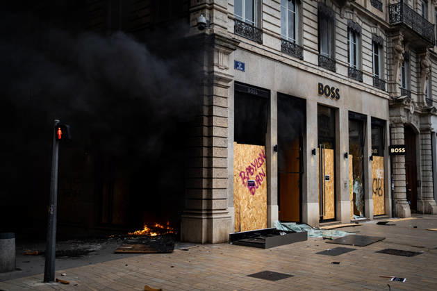 Protest against the high cost of living in Lyon on October 17, 2026 Nicolas Liponne MAXPPP Lyon 10 17 2026 The Boss store on fire during the protest against the high cost of living in Lyon, October 17, 2026 Numerous clashes took place throughout the day between protesters and law enforcement Several stores were looted, and some were set on fire in the city center The Boss store was set on fire during the protest against the high cost of living in Lyon on October 17, 2026 Numerous clashes took place throughout the day between protesters and law enforcement Several stores were looted and, in some cases, set on fire in the city center Lyon Auvergne-Rhône-Alpes France  Copyright: xMAXPPPxNicolasxLiponnex NLP202610178920 NLP202610178920