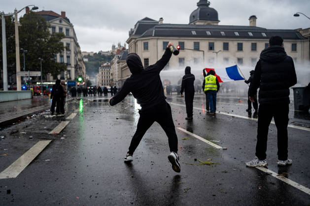 Protest against the high cost of living in Lyon on October 17, 2026 Nicolas Liponne MAXPPP Lyon 10 17 2026 Protesters clash with police during the protest against the high cost of living in Lyon, October 17, 2026 Numerous clashes took place throughout the day between protesters and law enforcement Several stores were looted, and some were set on fire in the city center. Lyon, Auvergne-Rhône-Alpes, France  Copyright: xMAXPPPxNicolasxLiponnex NLP202610178940 NLP202610178940
