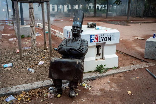 Protest against the high cost of living in Lyon on October 17, 2026 Nicolas Liponne MAXPPP Lyon 10 17 2026 The statue of Paul Bocuse was vandalized during the protest against the high cost of living in Lyon, October 17, 2026. Numerous clashes took place throughout the day between protesters and law enforcement. Several stores were looted and, in some cases, set on fire in the city center. The statue of Paul Bocuse was vandalized during a protest against the high cost of living in Lyon on October 17, 2026. Numerous clashes took place throughout the day between protesters and law enforcement. Several stores were looted and, in some cases, set on fire in the city center. Lyon, Auvergne-Rhône-Alpes, France Copyright: xMAXPPPxNicolasxLiponnex NLP202610178942 NLP202610178942