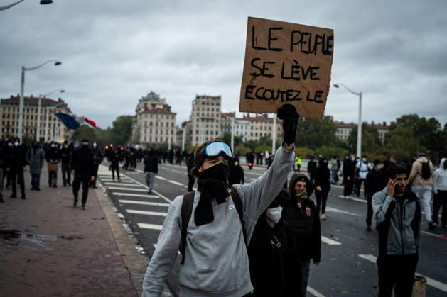 Protest against the high cost of living in Lyon on October 17, 2026 Nicolas Liponne MAXPPP Lyon 10 17 2026 Protesters clash with police during the protest against the high cost of living in Lyon, October 17, 2026 Numerous clashes took place throughout the day between protesters and law enforcement Several stores were looted, and some were set on fire in the city center. Lyon, Auvergne-Rhône-Alpes, France  Copyright: xMAXPPPxNicolasxLiponnex NLP202610178945 NLP202610178945