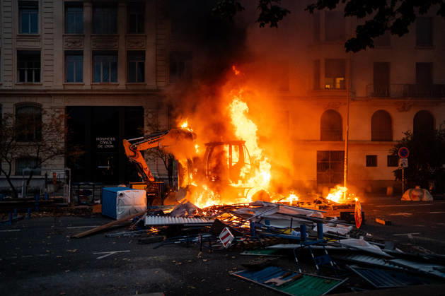 Protest against the high cost of living in Lyon on October 17, 2026 Nicolas Liponne MAXPPP Lyon 10 17 2026 A construction vehicle set on fire during the protest against the high cost of living in Lyon, October 17, 2026 Numerous clashes took place throughout the day between protesters and law enforcement Several stores were looted, and some were set on fire in the city center A construction vehicle was set on fire during a protest against the high cost of living in Lyon on October 17, 2026 Numerous clashes took place throughout the day between protesters and law enforcement Several stores were looted and, in some cases, set on fire in the city center Lyon Auvergne-Rhône-Alpes France  Copyright: xMAXPPPxNicolasxLiponnex NLP202610178948 NLP202610178948