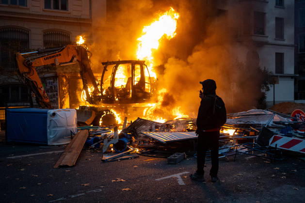 Protest against the high cost of living in Lyon on October 17, 2026 Nicolas Liponne MAXPPP Lyon 10 17 2026 A construction vehicle set on fire during the protest against the high cost of living in Lyon, October 17, 2026 Numerous clashes took place throughout the day between protesters and law enforcement Several stores were looted, and some were set on fire in the city center A construction vehicle was set on fire during a protest against the high cost of living in Lyon on October 17, 2026 Numerous clashes took place throughout the day between protesters and law enforcement Several stores were looted and, in some cases, set on fire in the city center Lyon Auvergne-Rhône-Alpes France  Copyright: xMAXPPPxNicolasxLiponnex NLP202610178949 NLP202610178949