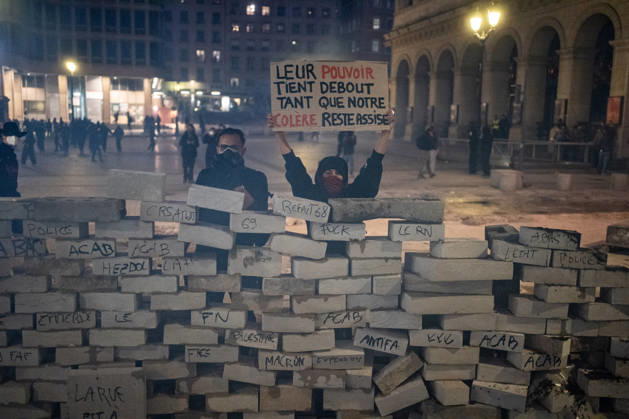 Protest against the high cost of living in Lyon on October 17, 2026 Nicolas Liponne MAXPPP Lyon 10 17 2026 Protesters stand behind a wall of cobblestones during the protest against the high cost of living in Lyon, October 17, 2026. Numerous clashes took place throughout the day between protesters and law enforcement. Several stores were looted and, in some cases, set on fire in the city center. Protesters stand behind a wall of cobblestones during a demonstration against the high cost of living in Lyon on October 17, 2026 Numerous clashes took place throughout the day between protesters and law enforcement. Several stores were looted and, in some cases, set on fire in the city center. Lyon, Auvergne-Rhône-Alpes, France Copyright: xMAXPPPxNicolasxLiponnex NLP202610178951 NLP202610178951