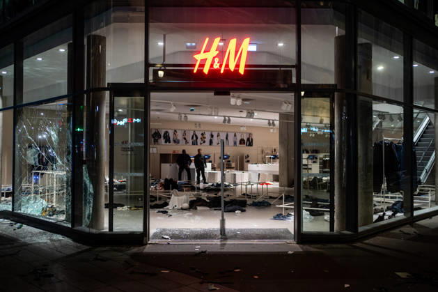 Protest against the high cost of living in Lyon on October 17, 2026 Nicolas Liponne MAXPPP Lyon 10 17 2026 The H&M store looted during the protest against the high cost of living in Lyon, October 17, 2026 Numerous clashes took place throughout the day between protesters and law enforcement Several stores were looted, and some were set on fire in the city center. The H&M store was looted during the protest against the high cost of living in Lyon on October 17, 2026. Numerous clashes took place throughout the day between protesters and law enforcement. Several stores were looted and, in some cases, set on fire in the city center. Lyon, Auvergne-Rhône-Alpes, France  Copyright: xMAXPPPxNicolasxLiponnex NLP202610178952 NLP202610178952