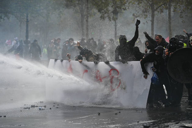 Protesters and police forces clash relentlessly in Place de la RÃ publique on October 17. - 17 10 2026 - France Paris Paris -  JulienxMattiax xLexPictorium LePictorium_0343750