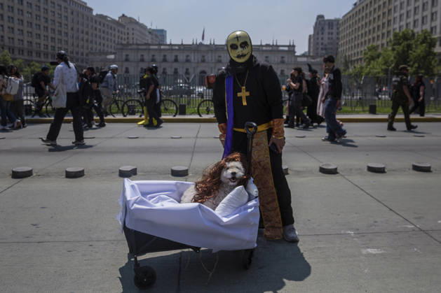 Creepy creatures paraded through Santiago de Chile on October 17, 2026, in the 15th edition of the Zombiewalk. Santiago Chile Copyright: xClaudioxAbarcaxSandovalx