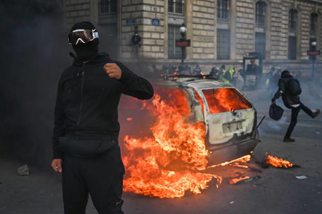 Protesters and police forces clash relentlessly in Place de la RÃ publique on October 17. - 17 10 2026 - France Paris Paris -  JulienxMattiax xLexPictorium LePictorium_0343886