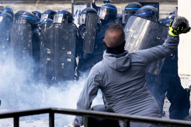 October 17, 2026, Paris, Å½Le-De-France, France: A man throws a chunk of concrete toward a line of riot police amid tear gas during demonstrations in Paris, France, on October 17, 2026. Students and Yellow Vest protesters demonstrated over rising living costs and conditions in education. Paris France  - ZUMAl165 20261017_zip_l165_033 Copyright: xOrinxLouisx