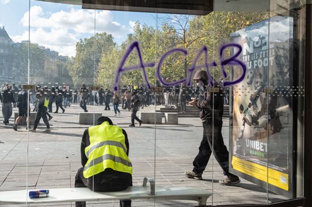 October 17, 2026, Paris, France: PARIS, FRANCE, OCTOBER 17, 2026: Demonstrators clash with riot police around Place de la Ro publique during protests involving high school students, Yellow Vest activists and other groups over education conditions and the high cost of living. Police use tear gas and water cannons during the confrontations. Paris France  - ZUMAq101 20261017_zna_q101_238 Copyright: xCamillaxBaronettox