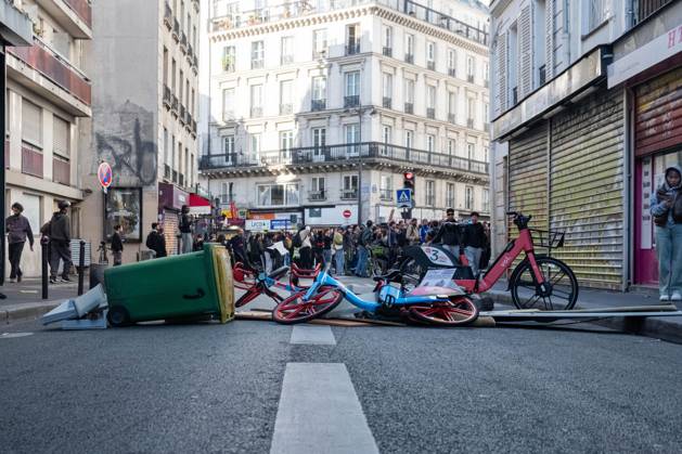 October 17, 2026, Paris, France: PARIS, FRANCE, OCTOBER 17, 2026: Demonstrators clash with riot police around Place de la Ro publique during protests involving high school students, Yellow Vest activists and other groups over education conditions and the high cost of living. Police use tear gas and water cannons during the confrontations. Paris France  - ZUMAq101 20261017_zna_q101_242 Copyright: xCamillaxBaronettox