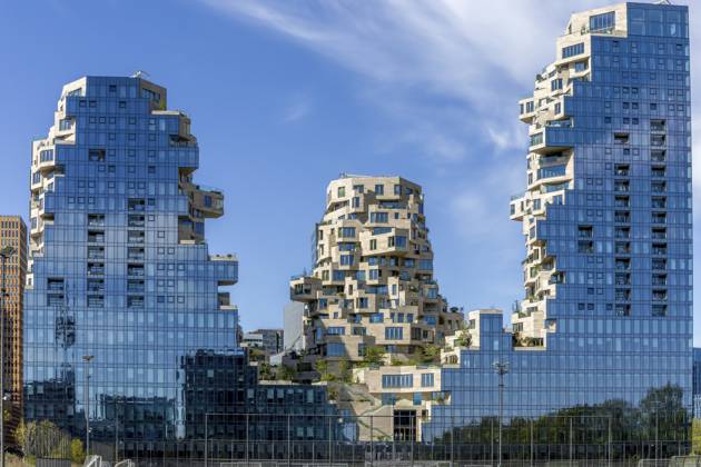 Moderne Wohn- und Bürogebäude Valley im Stadtteil Amsterdam Zuid, die Fassaden bestehen aus Glas und spiegeln den blauen Himmel wider, die Bauweise ist außergewöhnlich und besteht aus gestaffelten und versetzten Elementen mit Terrassen, Amsterdam, niederländische Hauptstadt, Noord-Holland, Nordholland, Niederlande Modern residential and office buildings Valley in the Amsterdam Zuid district, the facades are made of glass and reflect the blue sky, the construction is exceptional and consists of staggered and staggered elements with terraces, Amsterdam, Dutch capital, Noord-Holland, North Holland, Netherlands Copyright: imageBROKER StanislavxBelicka ibxbsb19476150