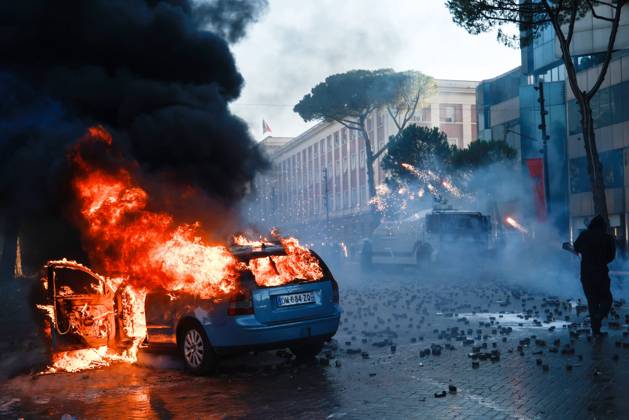 Fires And Clashes In Tirana TIRANA, ALBANIA, OCTOBER 17, 2026: Demonstrators clash with riot police near the Prime Minister™s Office during student-led anti-government protests in central Tirana. Protesters throw stones and pyrotechnics, while police use tear gas, water cannons and rubber bullets. Fires break out at the High Court and the entrance to a Bank of Albania building as unrest continues for a fifth consecutive day. Demonstrators demand better university conditions and the resignation of Prime Minister Edi Rama. Tirana Albania Copyright: x xVlasovxSulajx xJNAxPressx