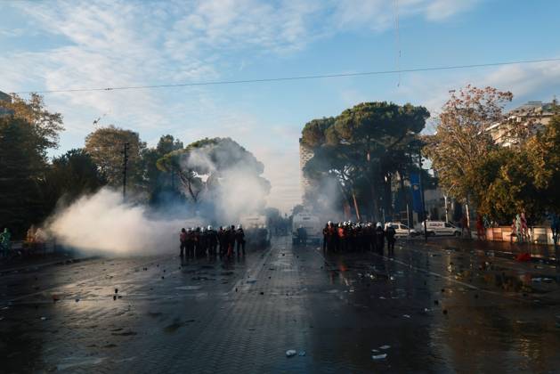Fires And Clashes In Tirana TIRANA, ALBANIA, OCTOBER 17, 2026: Demonstrators clash with riot police near the Prime Minister™s Office during student-led anti-government protests in central Tirana. Protesters throw stones and pyrotechnics, while police use tear gas, water cannons and rubber bullets. Fires break out at the High Court and the entrance to a Bank of Albania building as unrest continues for a fifth consecutive day. Demonstrators demand better university conditions and the resignation of Prime Minister Edi Rama. Tirana Albania Copyright: x xVlasovxSulajx xJNAxPressx