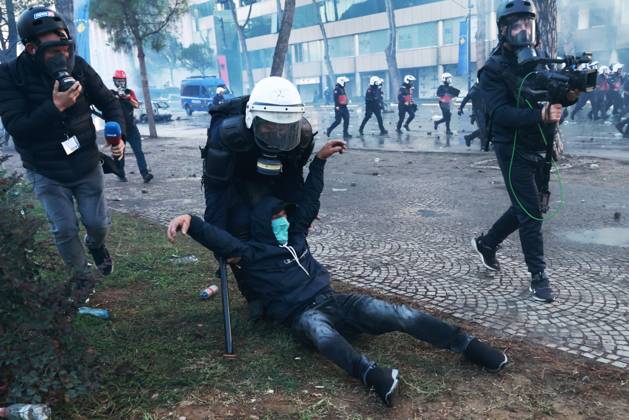 Fires And Clashes In Tirana TIRANA, ALBANIA, OCTOBER 17, 2026: Demonstrators clash with riot police near the Prime Minister™s Office during student-led anti-government protests in central Tirana. Protesters throw stones and pyrotechnics, while police use tear gas, water cannons and rubber bullets. Fires break out at the High Court and the entrance to a Bank of Albania building as unrest continues for a fifth consecutive day. Demonstrators demand better university conditions and the resignation of Prime Minister Edi Rama. Tirana Albania Copyright: x xVlasovxSulajx xJNAxPressx