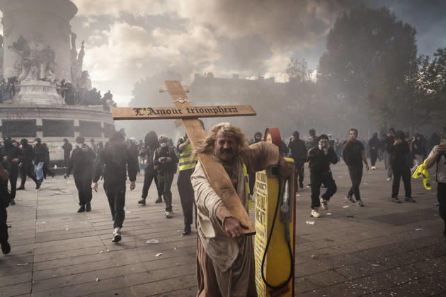 Paris Social Unrest A demonstrator carries a cross during a protest in Paris, France on October 17, 2026. Protesters gathered in Paris as part of a nationwide mobilisation against the rising cost of living, bringing together students, climate activists, farmers and other demonstrators. The demonstrations drew more than 500,000 protesters across France, and more than 400 people were arrested. Paris Ile de France France Copyright: xNaelxChahinex